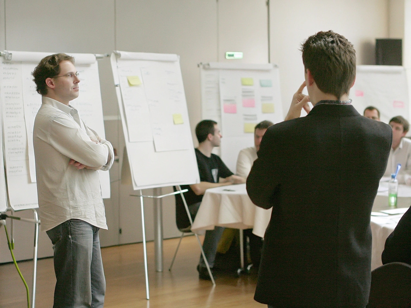 eine-gruppe-von-etwa-200-personen--wei-e-m-nner-un (4)
